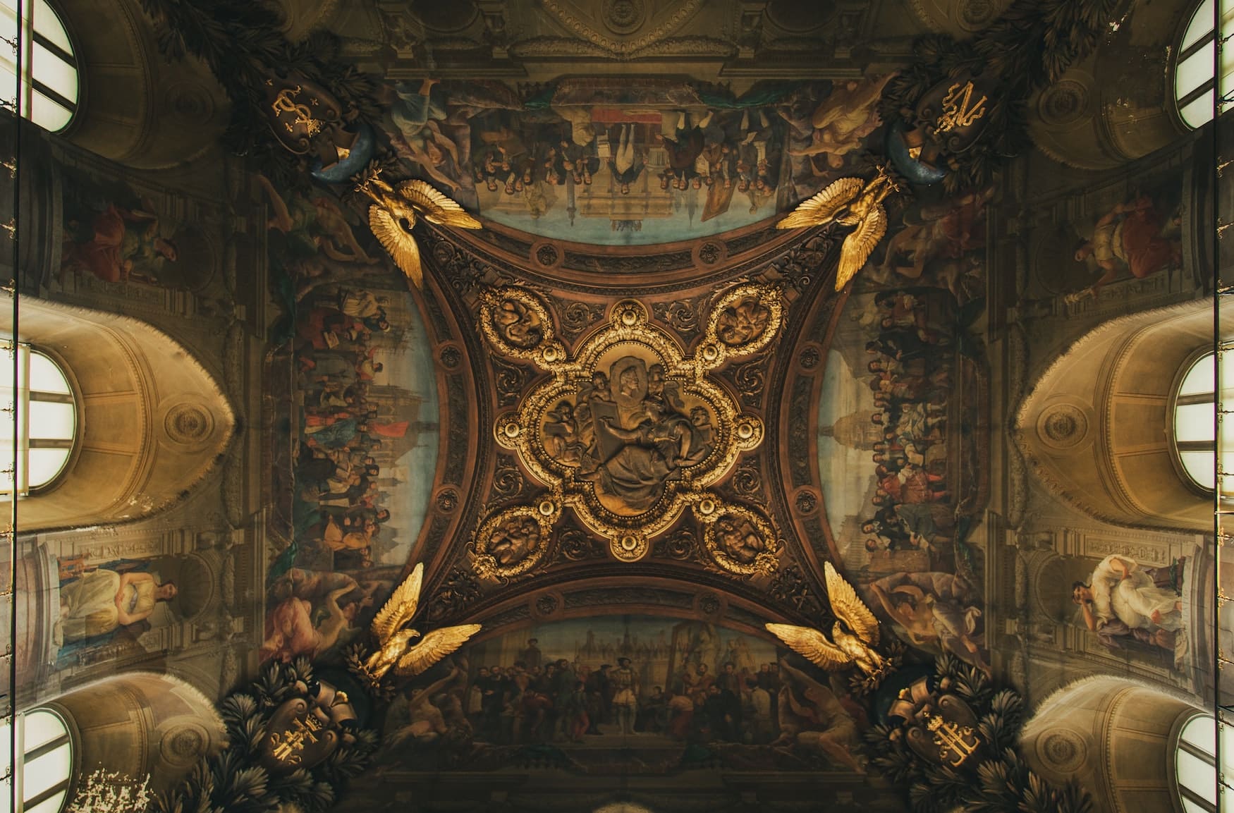 Deckengemälde im Louvre in Paris