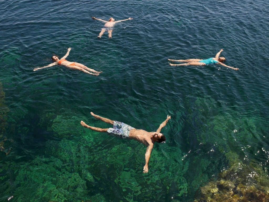 Menschen schwimmen auf Mallorca im Meer