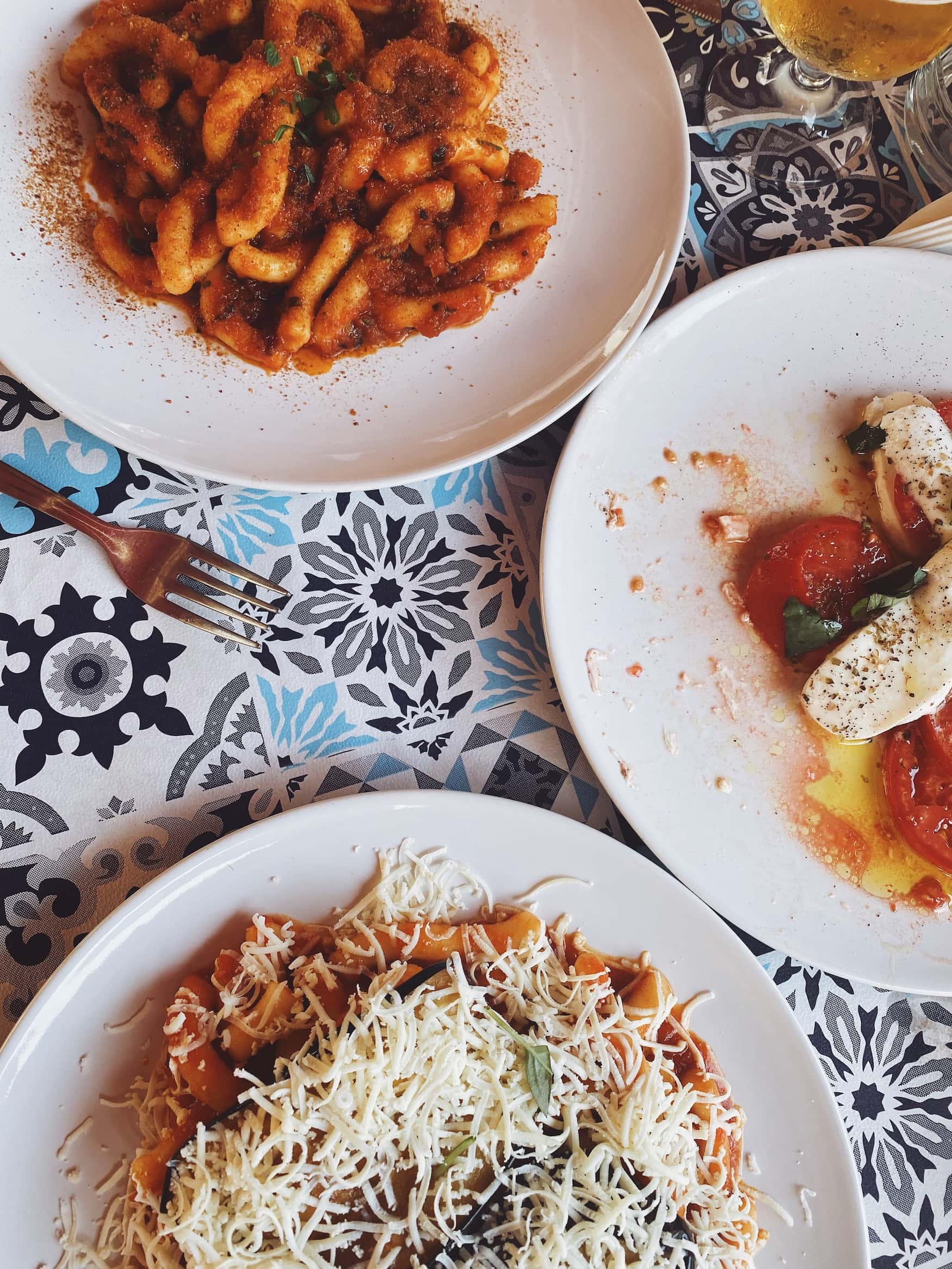 Pasta alla Norma - Pasta mti Tomatensoße, Auberginen und salzigem Ricotta.