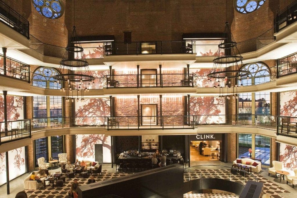 In Boston lädt ein sehr exklusives Gefängnishotel in die ehemaligen Zellen ein: das Liberty Hotel.