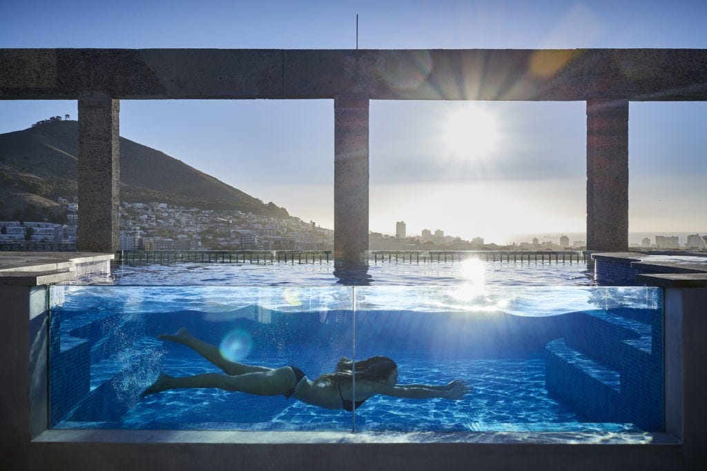 Pool auf der Dachterrasse des The Silo Hotel