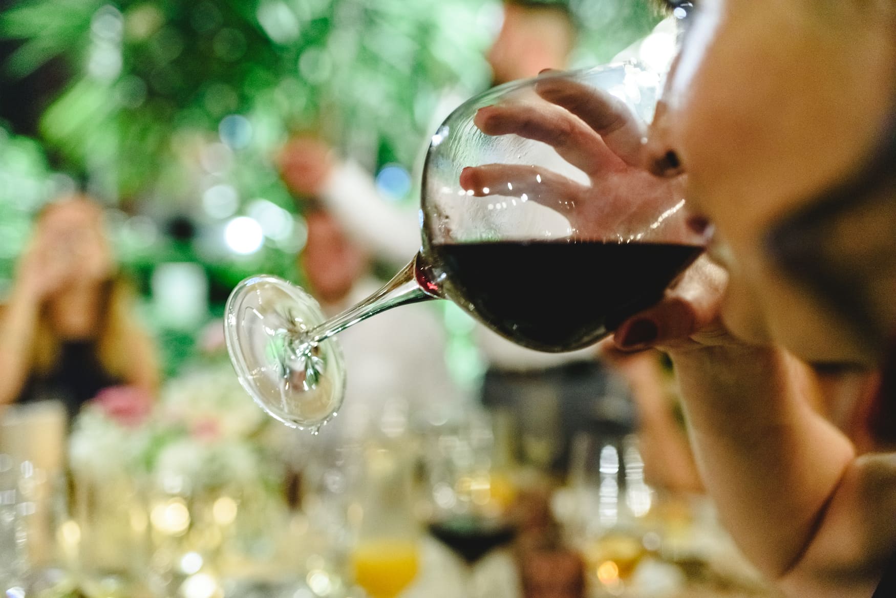 Frau trinkt Rotwein in Valencia