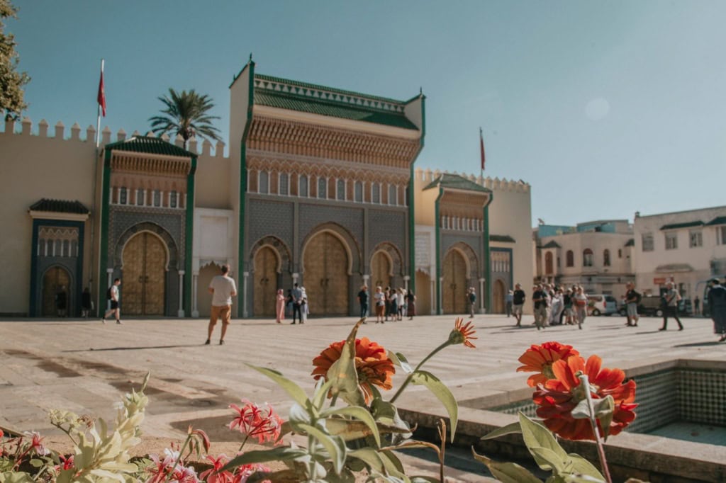 Besucher auf dem Platz vor dem Königspalast in Fes