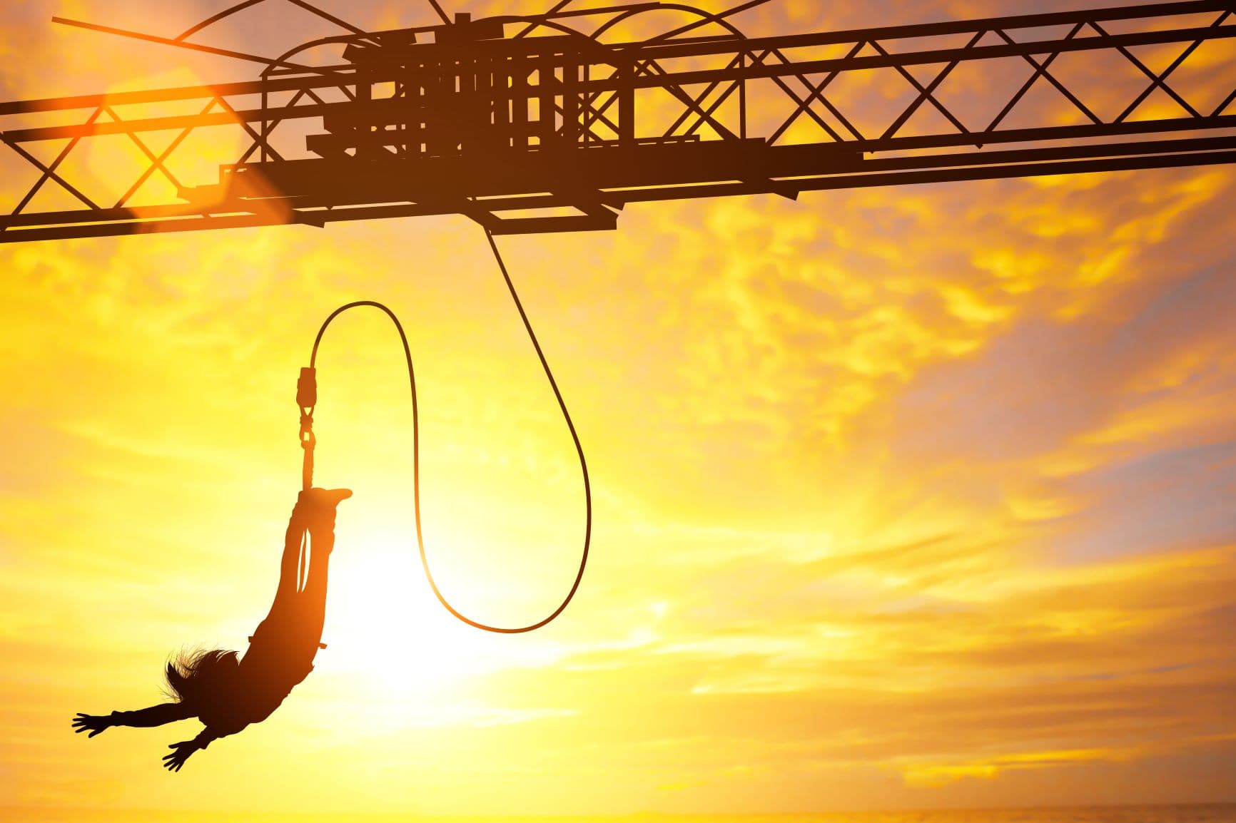 Frau beim Bungee-Jumping von Brücke