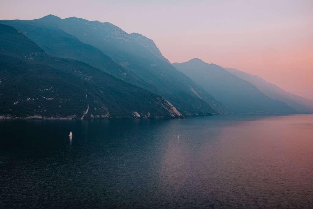 Der Gardasee in Italien zeigt zum Sonnenuntergang ein besonders schönes Bild.