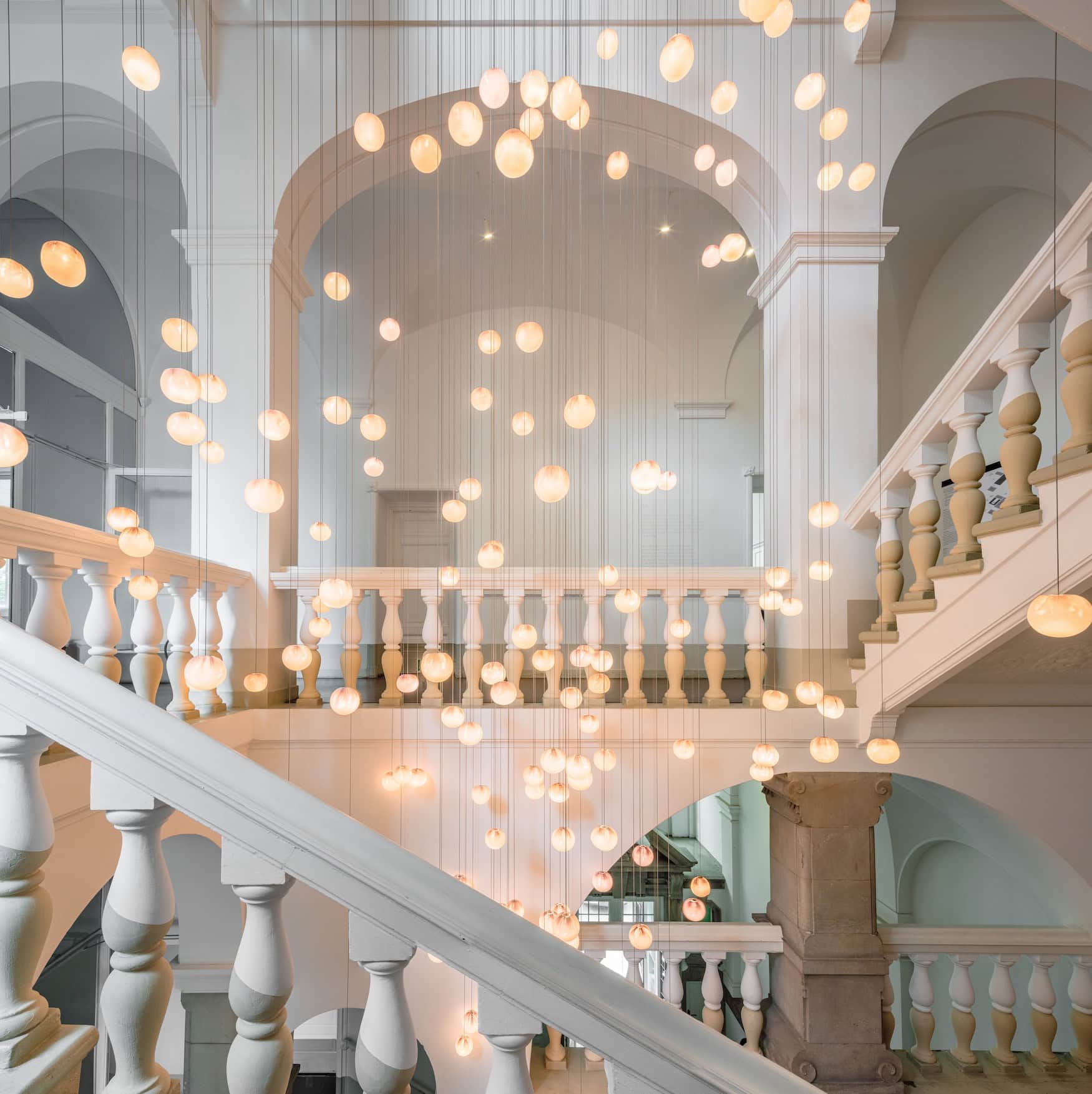 Treppenhaus im Hotel Wilmina mit Installation von Omer Arbel