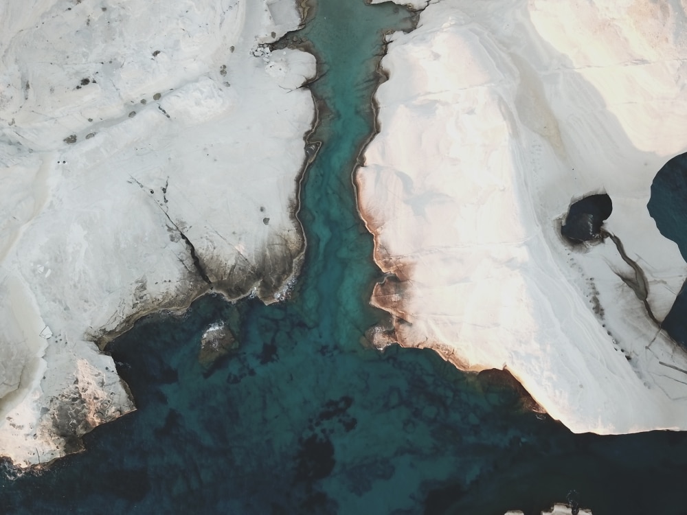 Kalkstein bei türkisem Wasser sieht aus wie Mondlandschaft