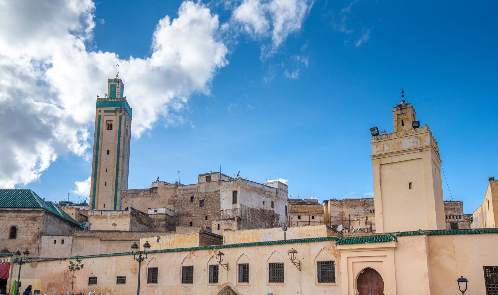 Blick von außen auf die Karaouine-Moschee in Fes, Marokko