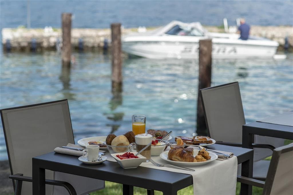 Frühstück direkt am See ist in diesen Luxushotels am Gardasee kein Problem.