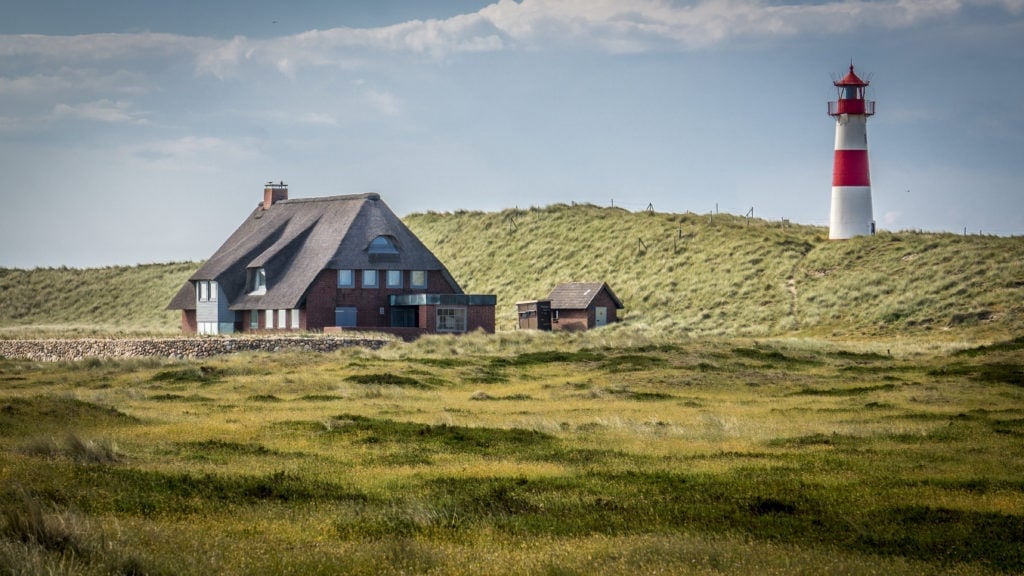 Haus und Leuchtturm an der Nordsee