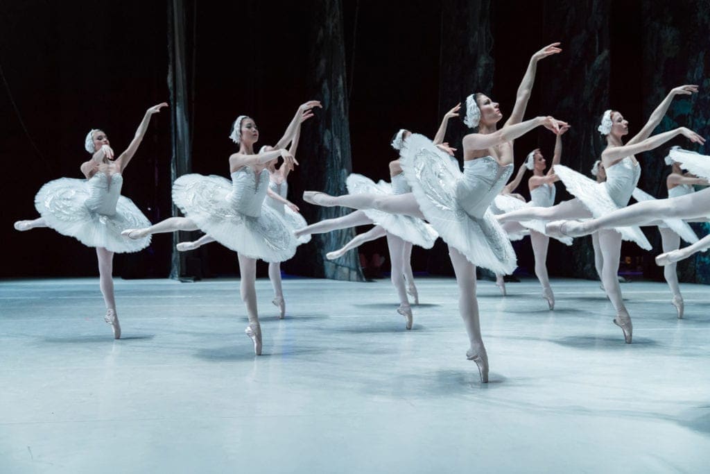 Das Staatliche Russische Ballett Moskau tanzt Schwanensee.