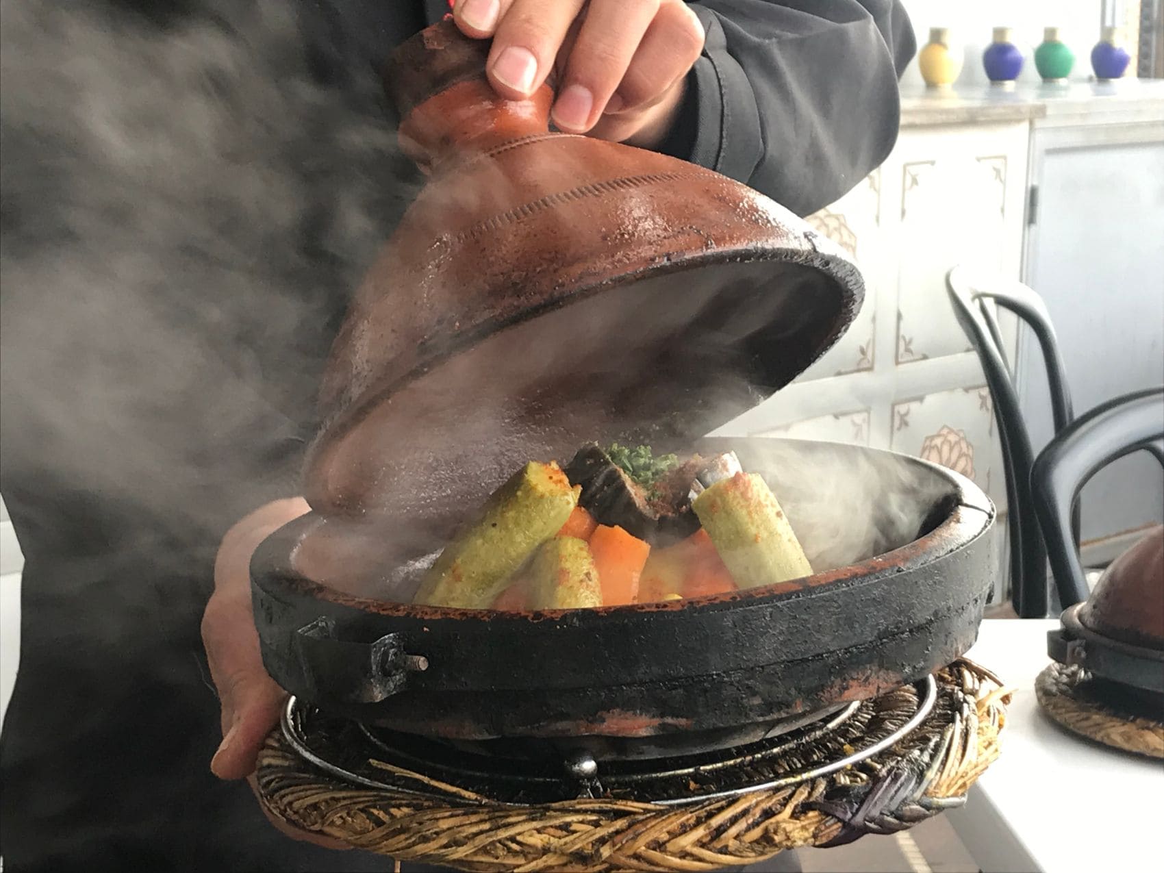 Essen in Marokko: Topf gefüllt mit Tajines