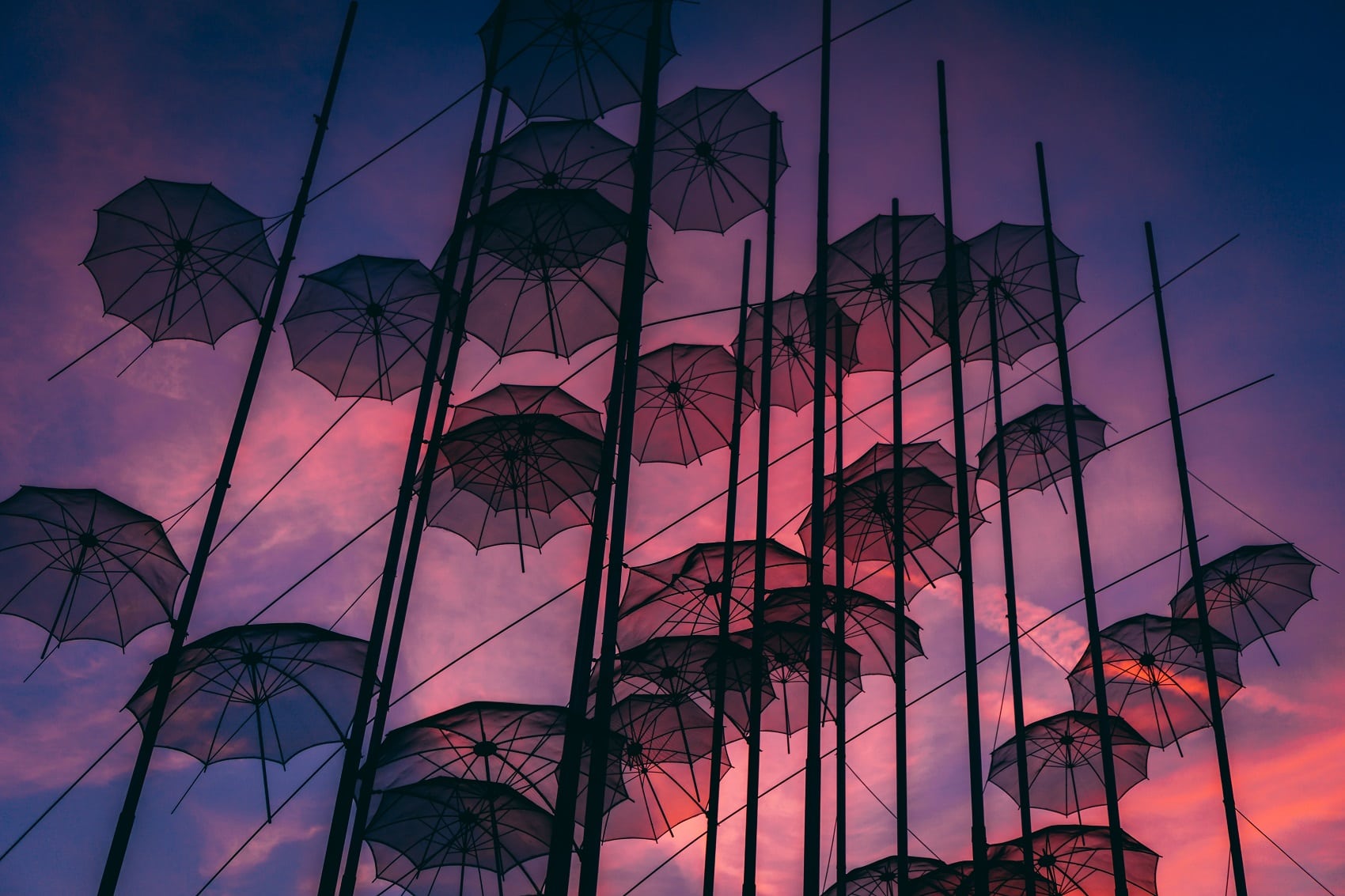 An der Promenade von Thessaloniki türmen sich diese Regenschirme als Kunstinstallation.