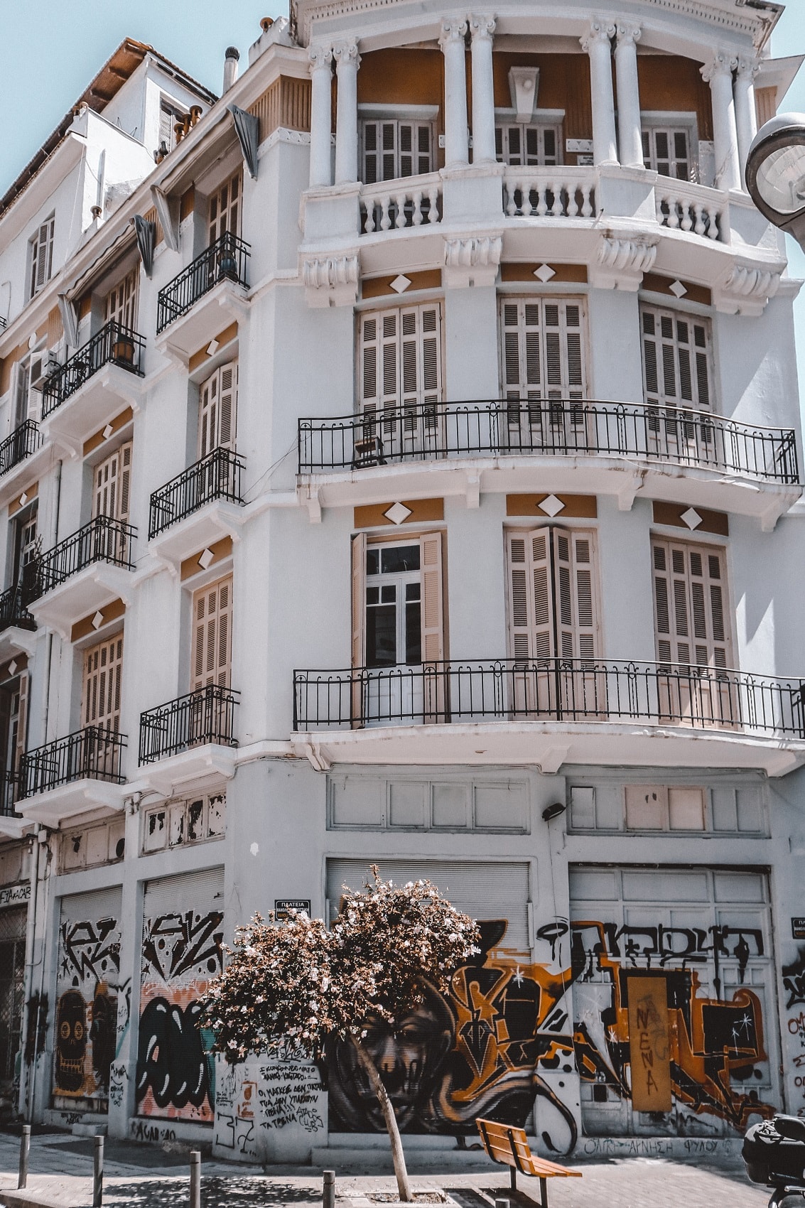 Schöne Häuerfassaden zieren die Altstadt von Thessaloniki.