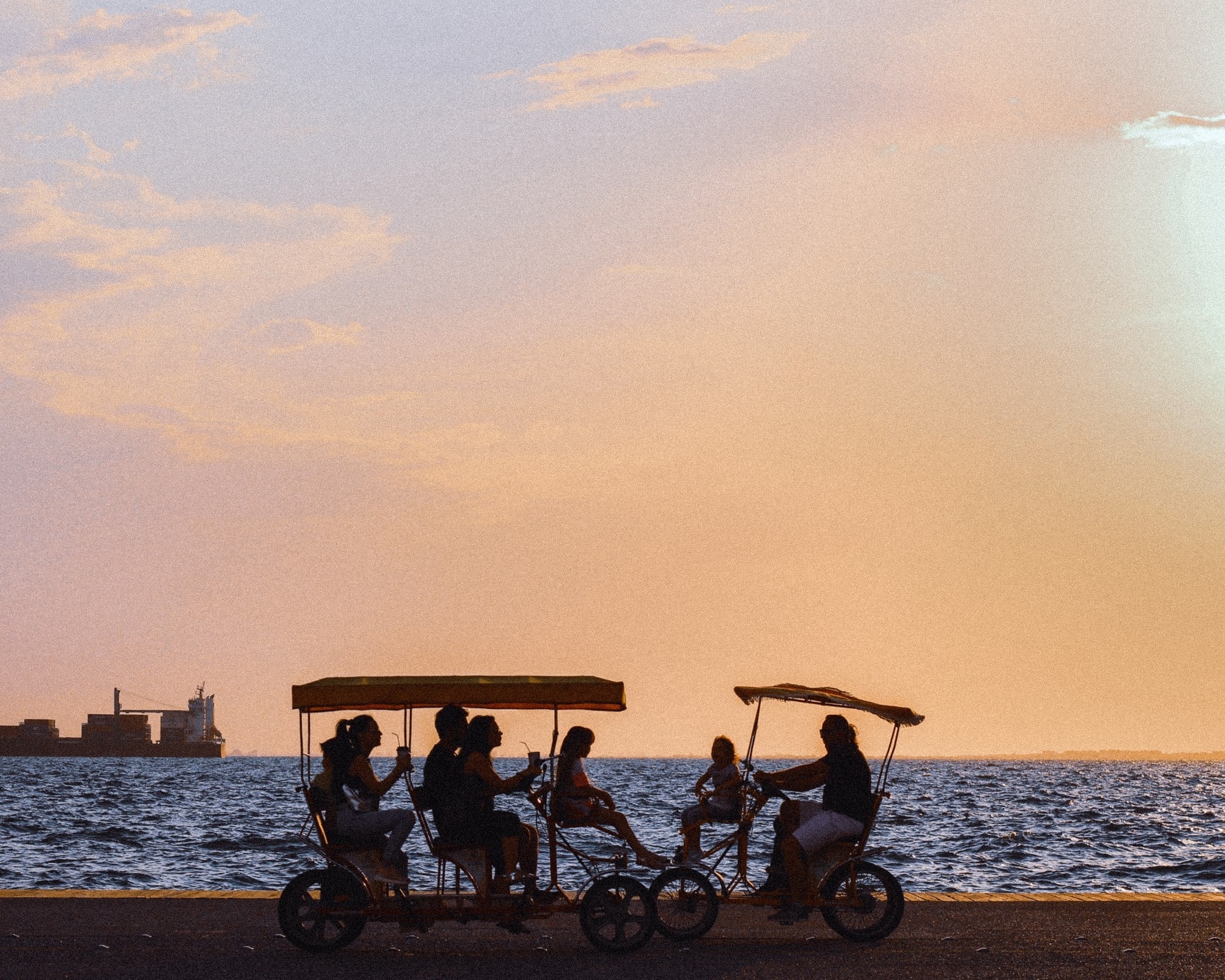 Die Sonnenuntergänge in Thessaloniki sind wunderschön, am besten von der Promenade aus.
