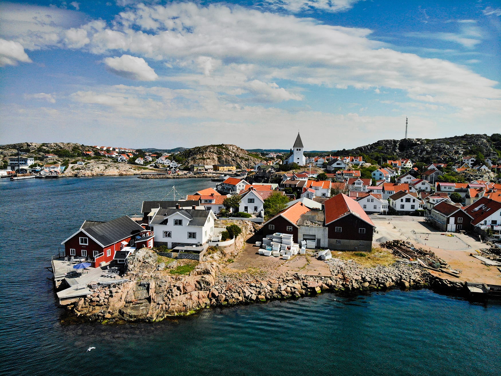 Blick auf Holzhütten in Westschweden