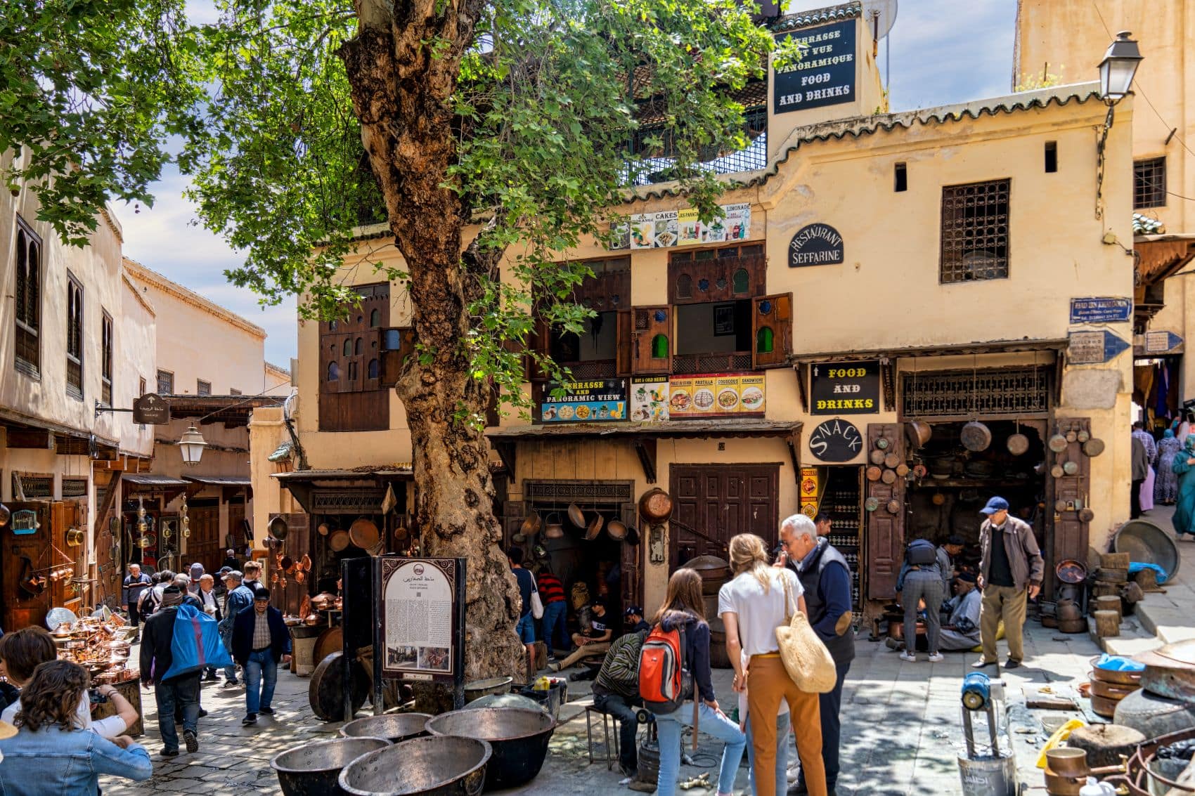 Touristen in der Medina von Fes, Marokko