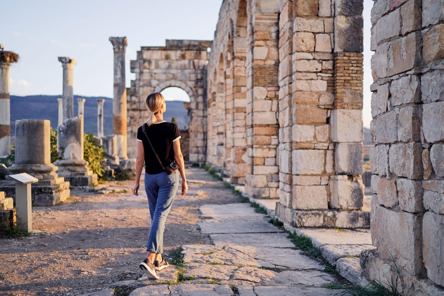 Junge Frau in der antiken Stadt Volubilis, Marokko