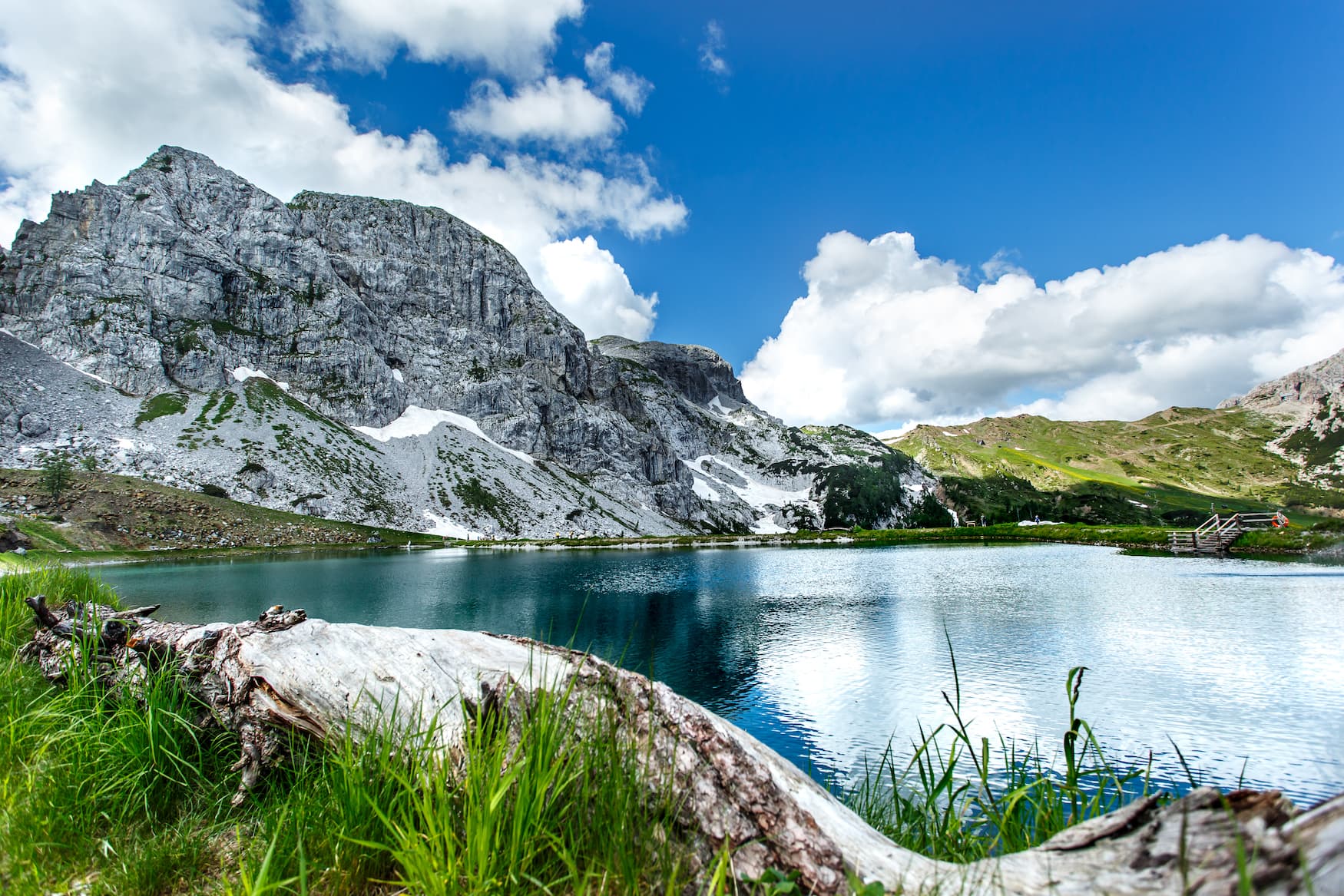 Bergpanorama am See in Hermagor, Kärnten
