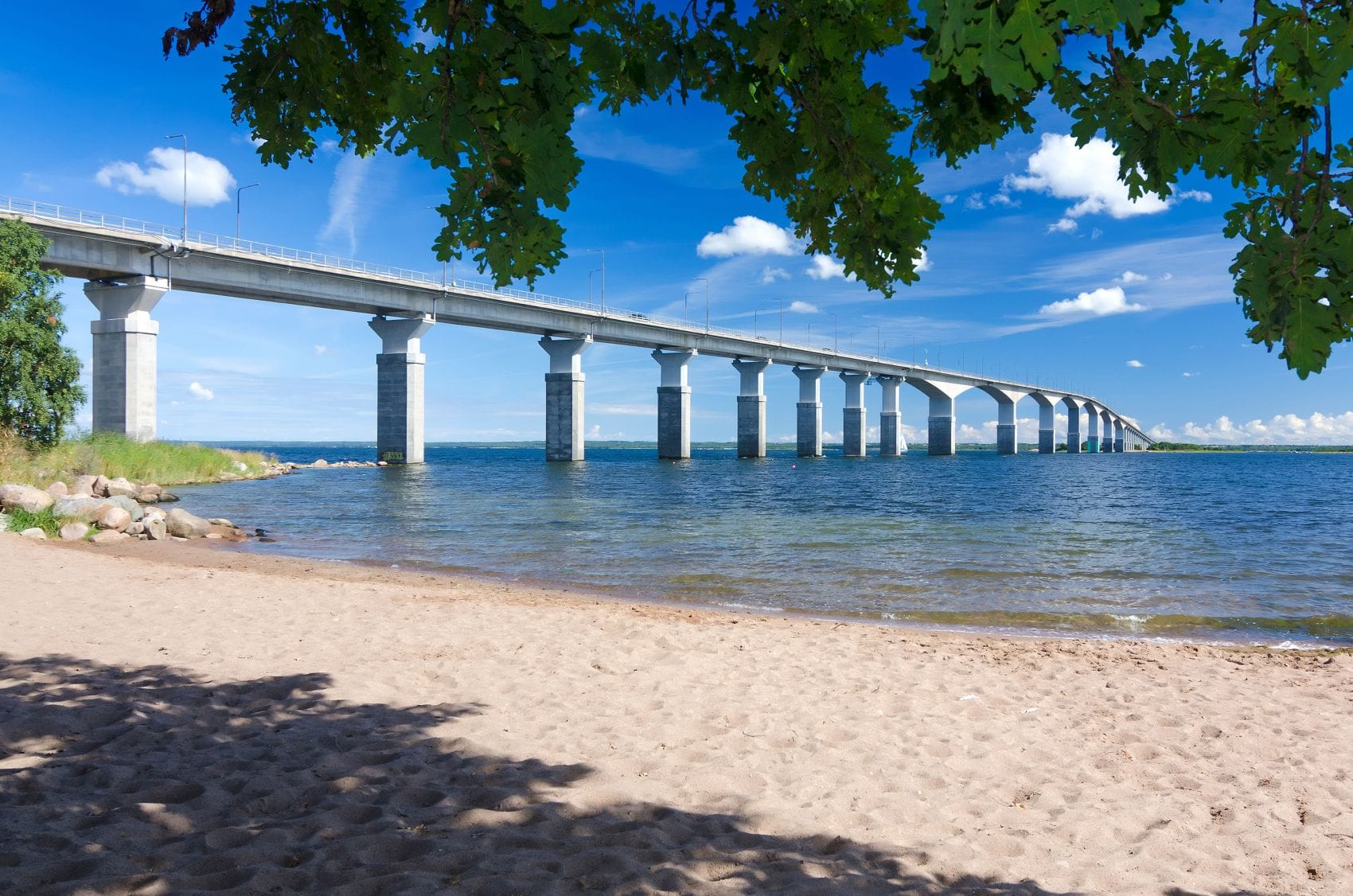 Strand in Kalmar mit Blick auf Ölandbrücke