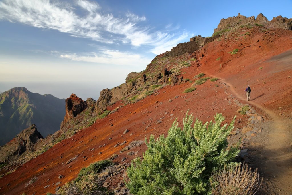 Eine Person wandert im Nationalpark Caldera auf La Palma.