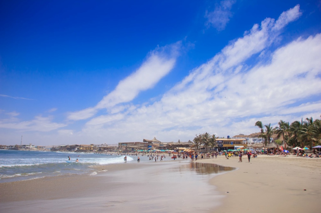 Blauer Himmel und weißer Sandstrand in Peru