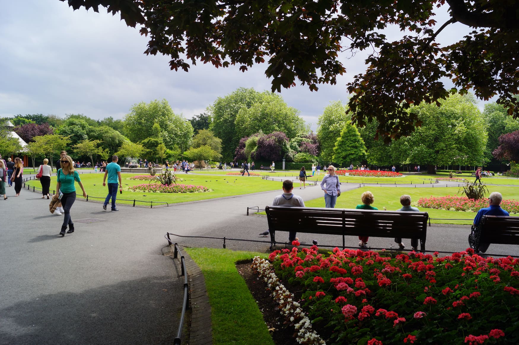 Menschen im St. Stephen's Green Park in Dublin, Irland