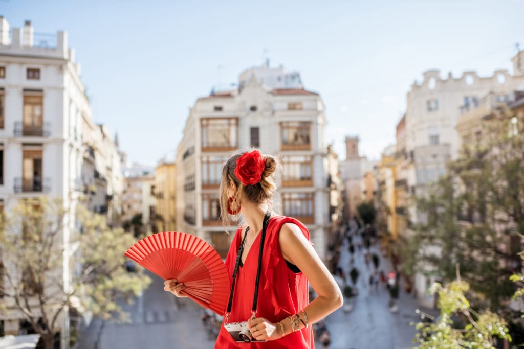 Frau in rotem Outfit in Valencia beim Städtetrip