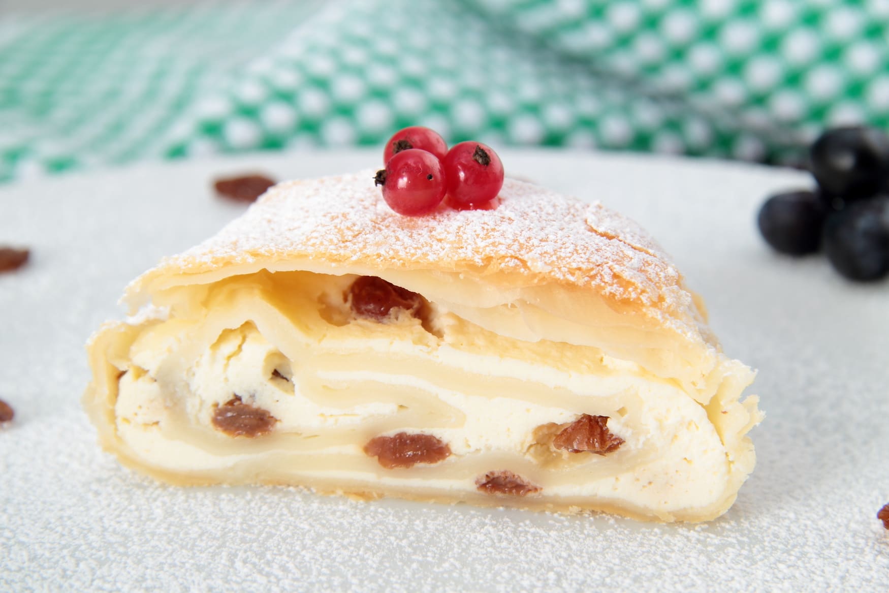 Topfenstrudel aus Kärnten gefüllt mit Quark, Rosinen und Puderzucker