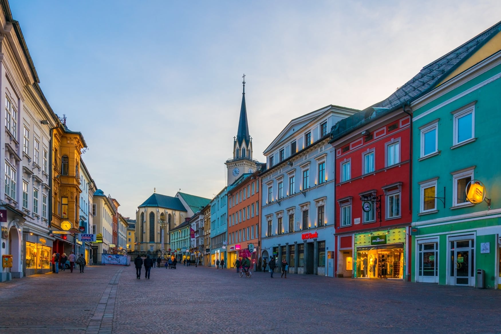 Bunte Häuserfassaden in Altstadt von Villach