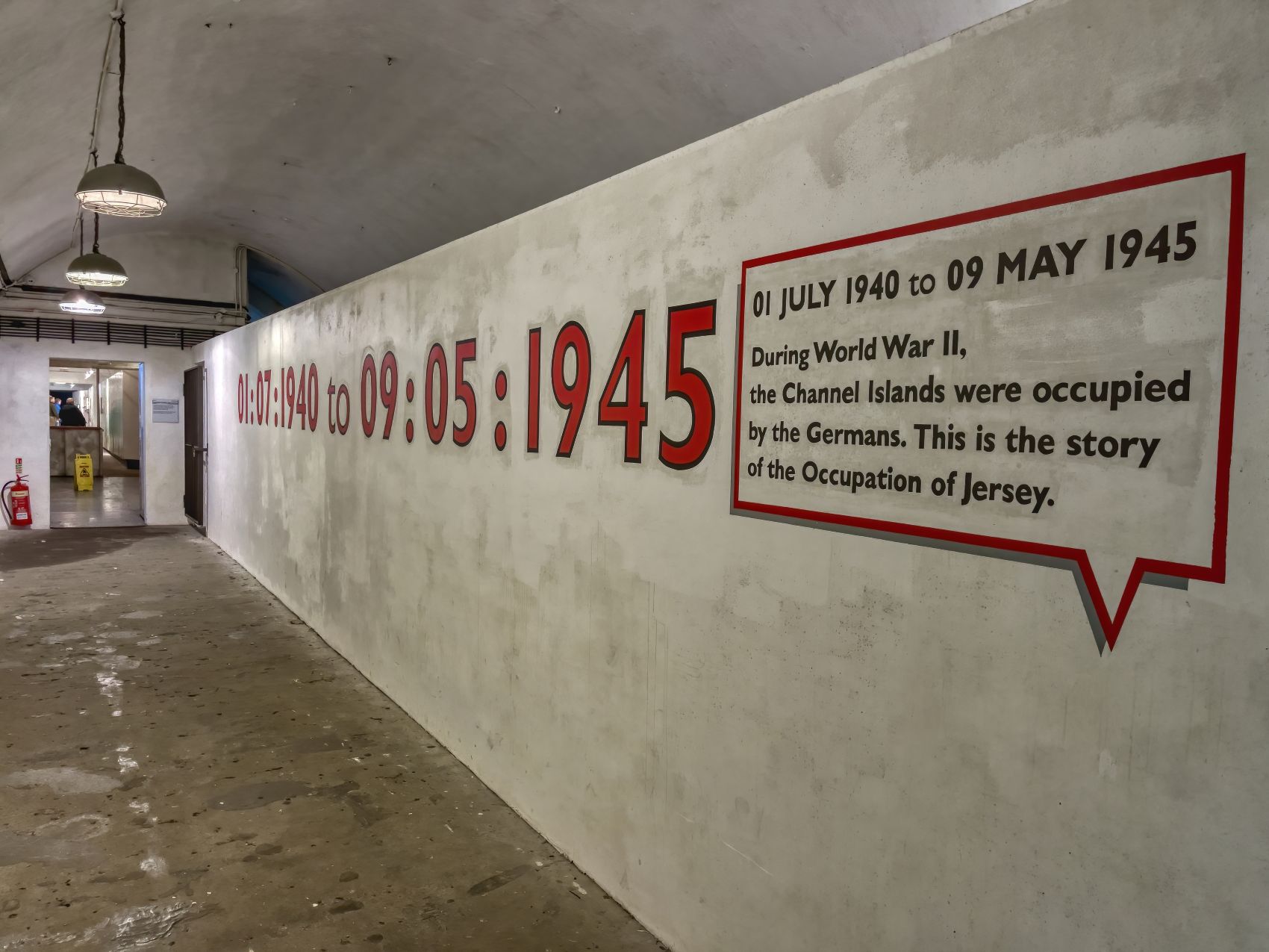 Infowand im Jersey War Tunnel