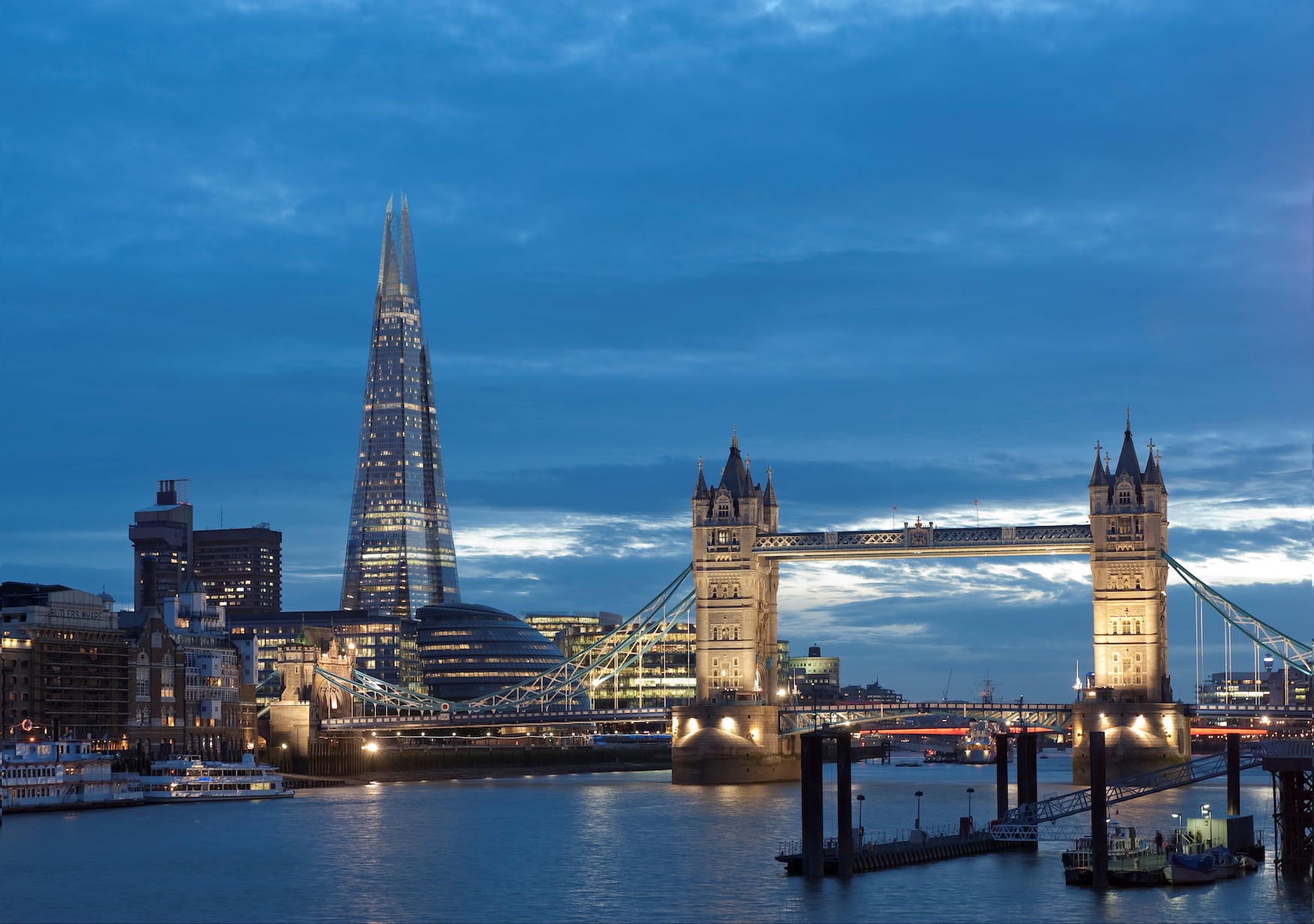 Themse in London mit The Shard am Abend