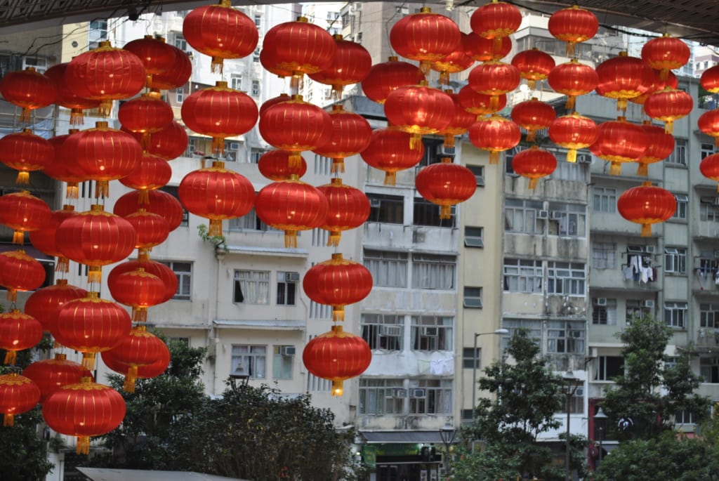 Zu den Feierlichkeiten des Chinesischen Neujahrs im März erlleuchtet der Hochhausdschungel in rot.