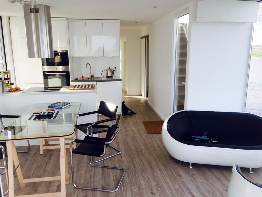 Wohnzimmer im Homeboat Westhoek Marina