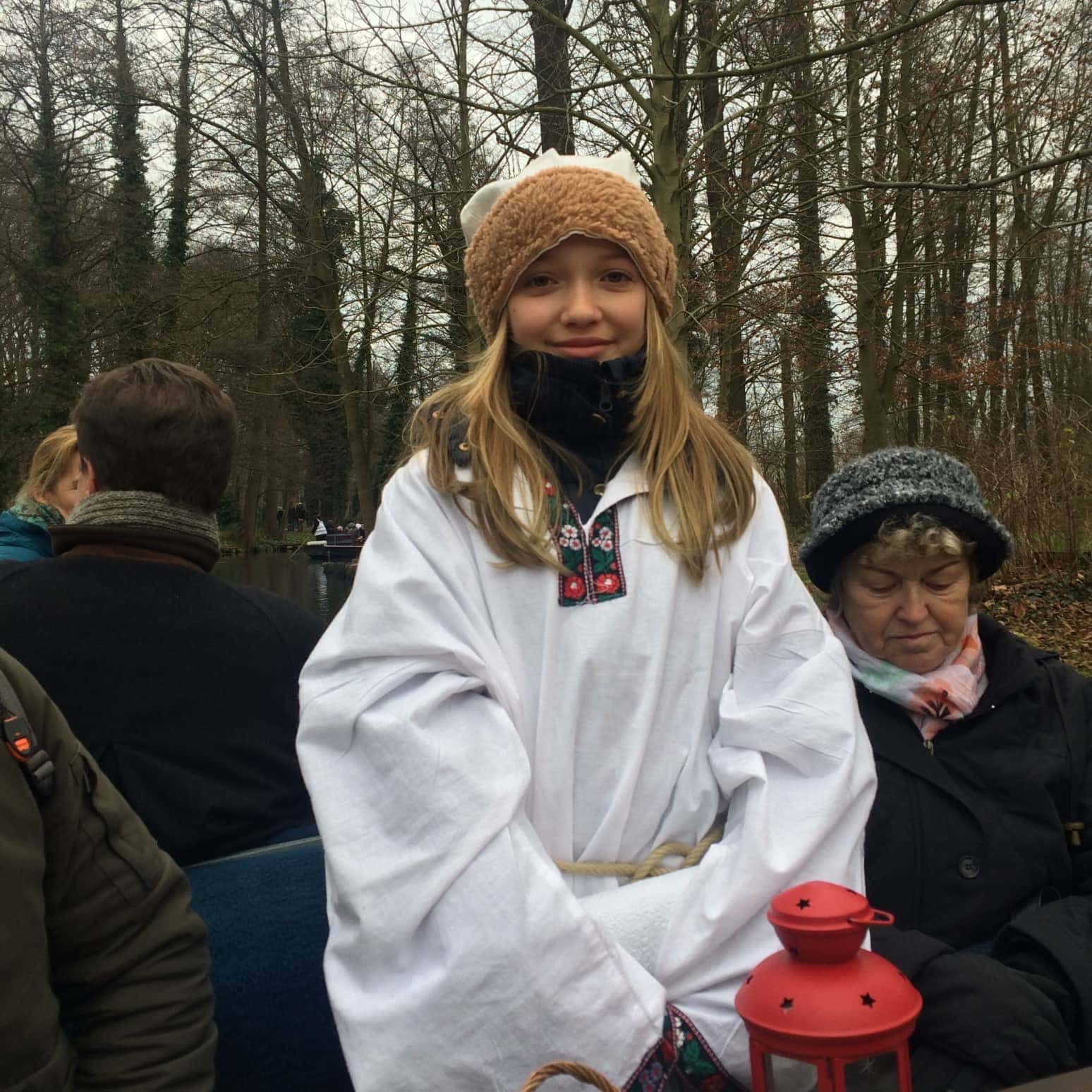 Grundschülerin Amy schlüpft in die Rolle einer Lutki während der Spreewaldweihnacht