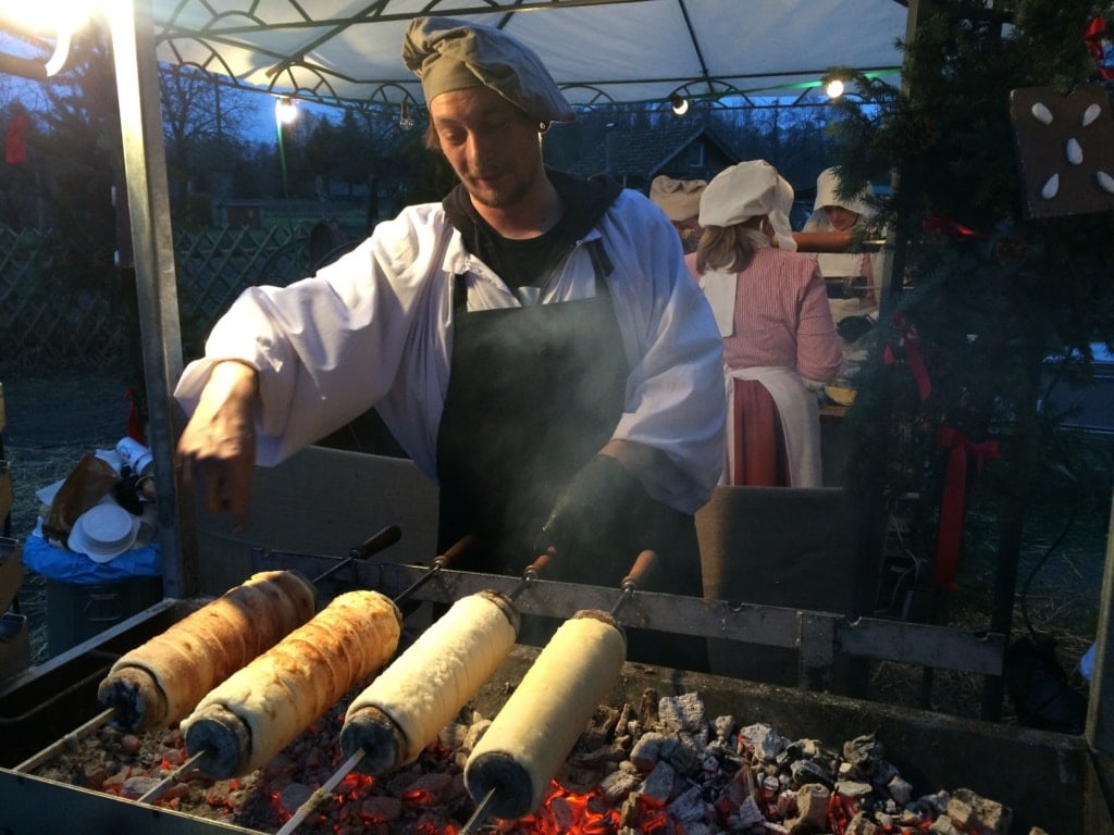 Baumstriezel-Händler beim Weihnachtsmarkt in Lehne im Spreewald
