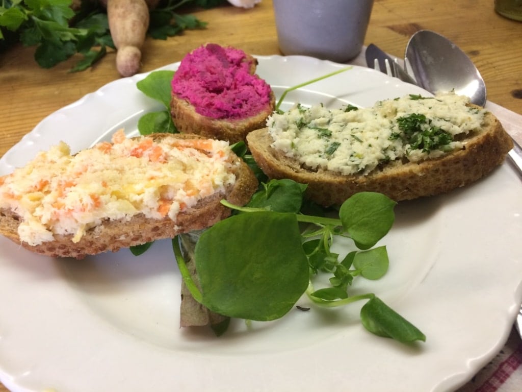 Brot, bestrichen mit Meerrettich
