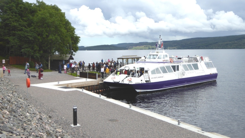 Ausflugsschiff an Loch Ness