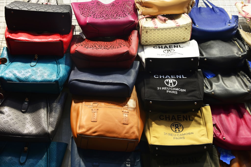 Gefälschte Designer-Handtaschen in Mong Kok, Hong Kong, China, Asien