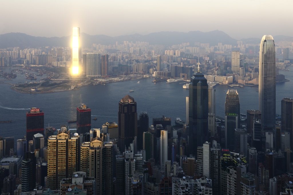 Blick vom Peak auf das im Sonnenuntergang erstrahlende ICC-Hochhaus, International Center of Commerce, Hong Kong, China, Asien