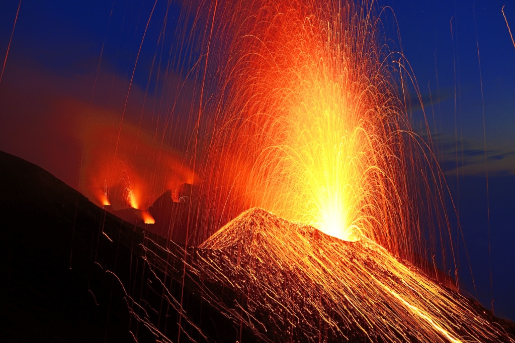 Ausbruch des Vulkans Stromboli, Insel Stromboli, Liparische oder Äolische Inseln, Sizilien, Italien, Europa
