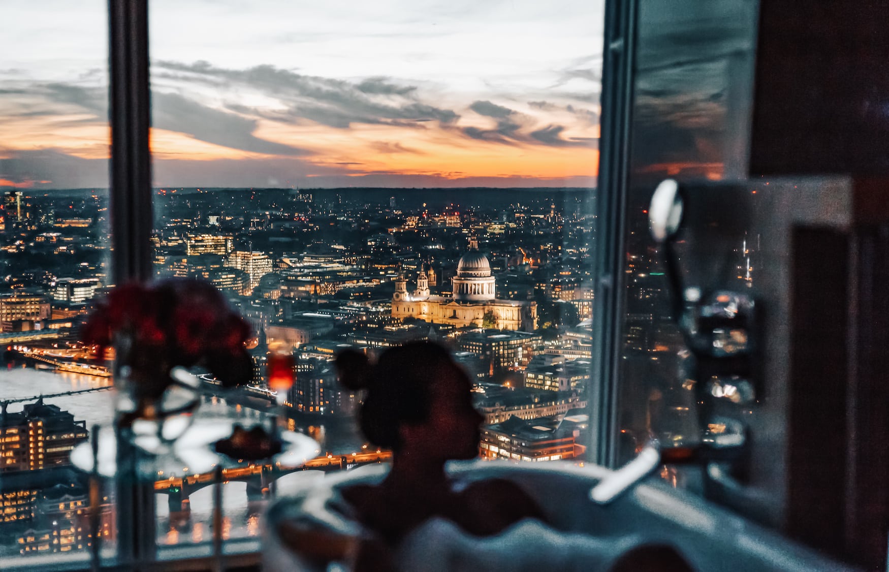 Bad mit Blick auf London im Shangri-La at The Shard