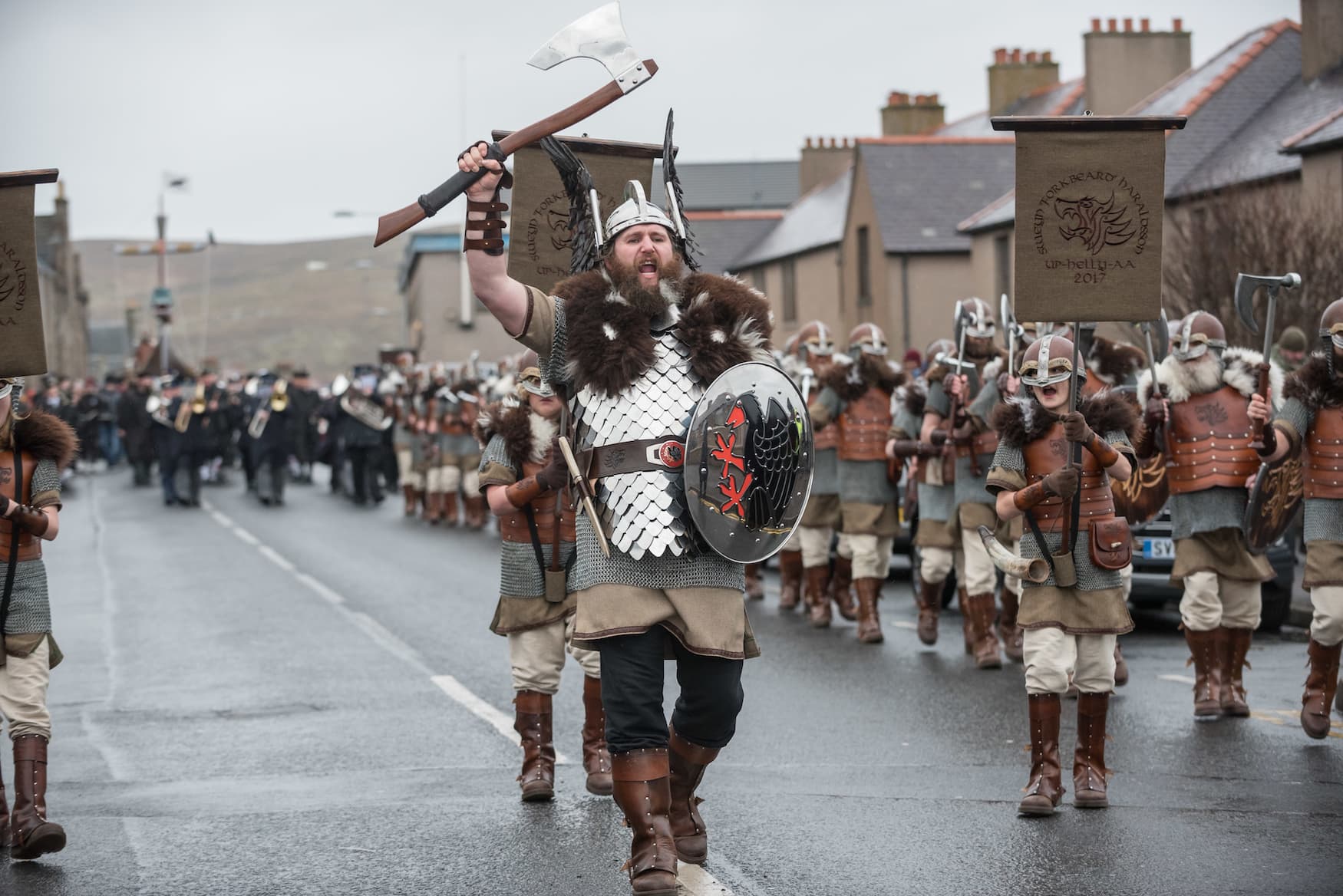 Wikinger ziehen beim Up-Helly-Aa durch Lerwick