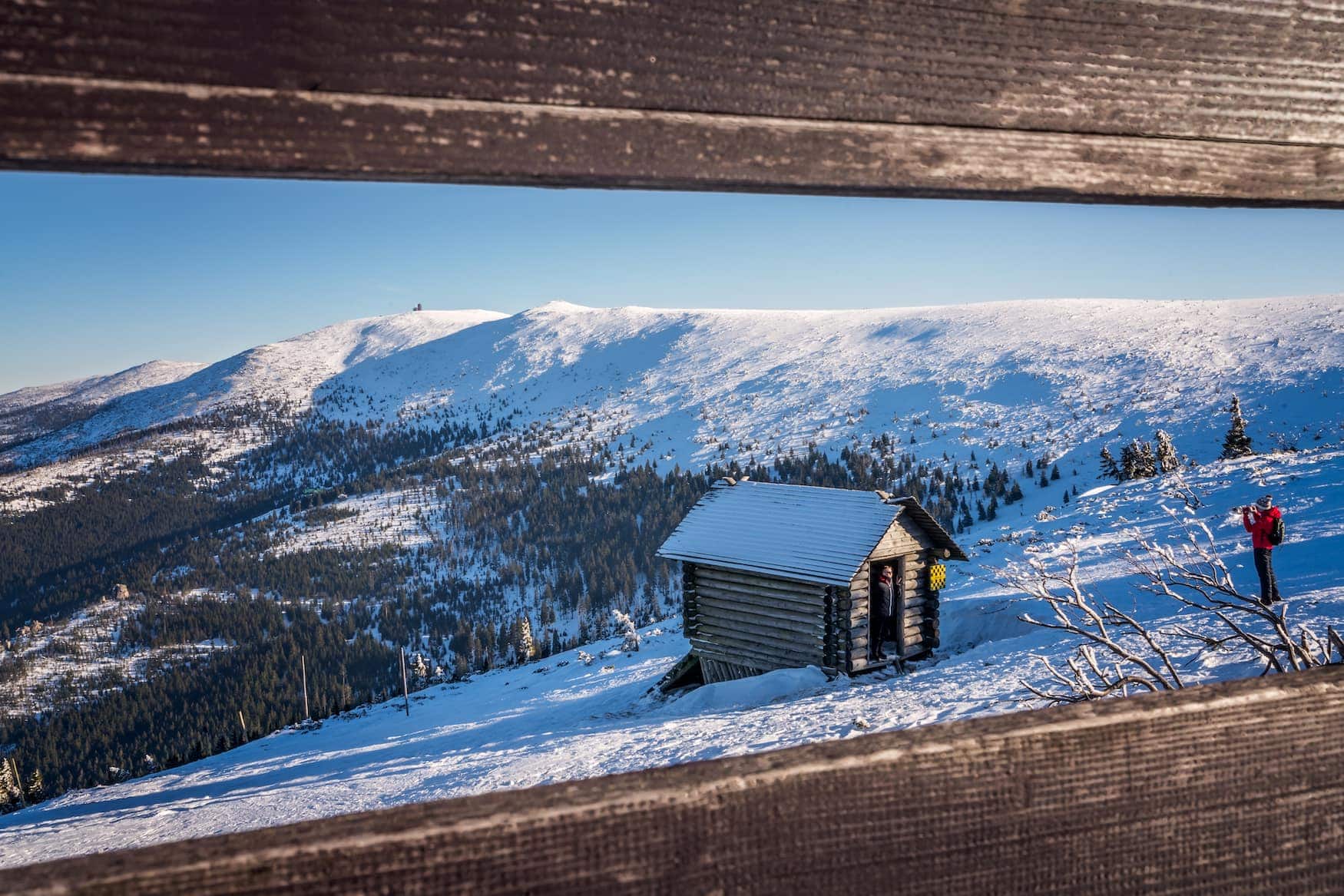 Wintersportgebiete fernab der Alpen: Holzhütte in verschneiter polnischer Landfschaft