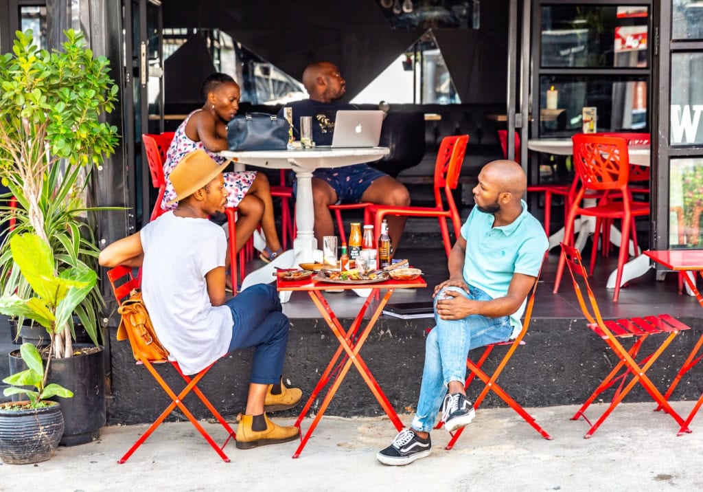 Menschen sitzen in einem Café in Johannesburg.