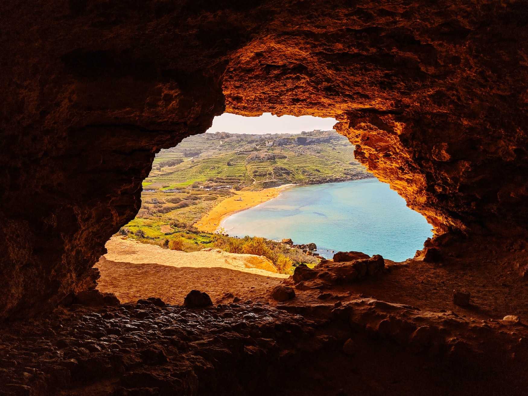 Höhle mit Blick auf eine Bucht von Gozo