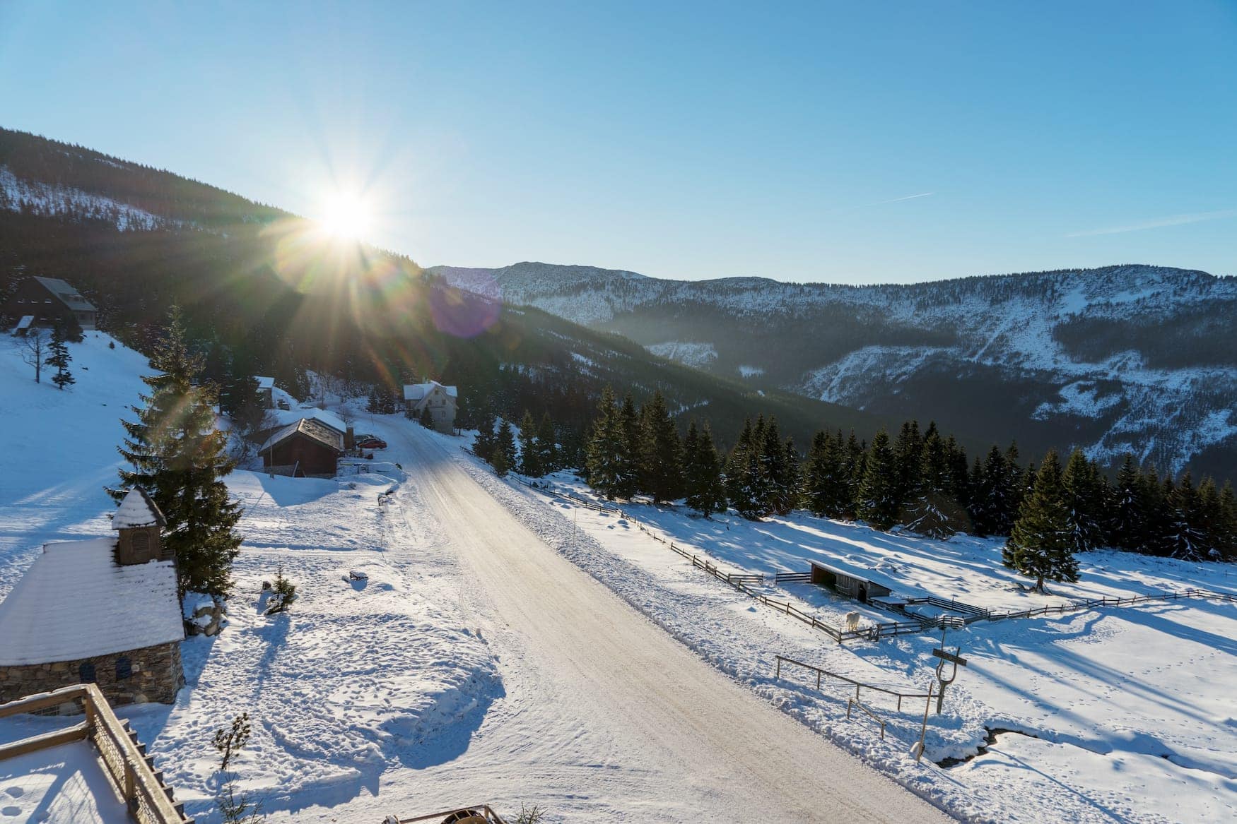 Sonnenschein über Skigebiet in Tschechien