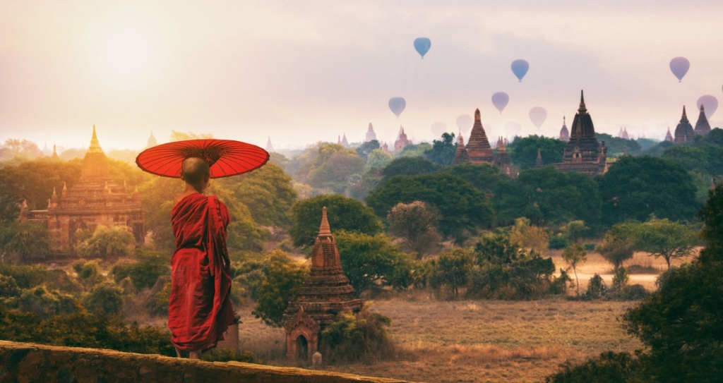 Mönch in Myanmar blickt auf Pagoden-Landschaft
