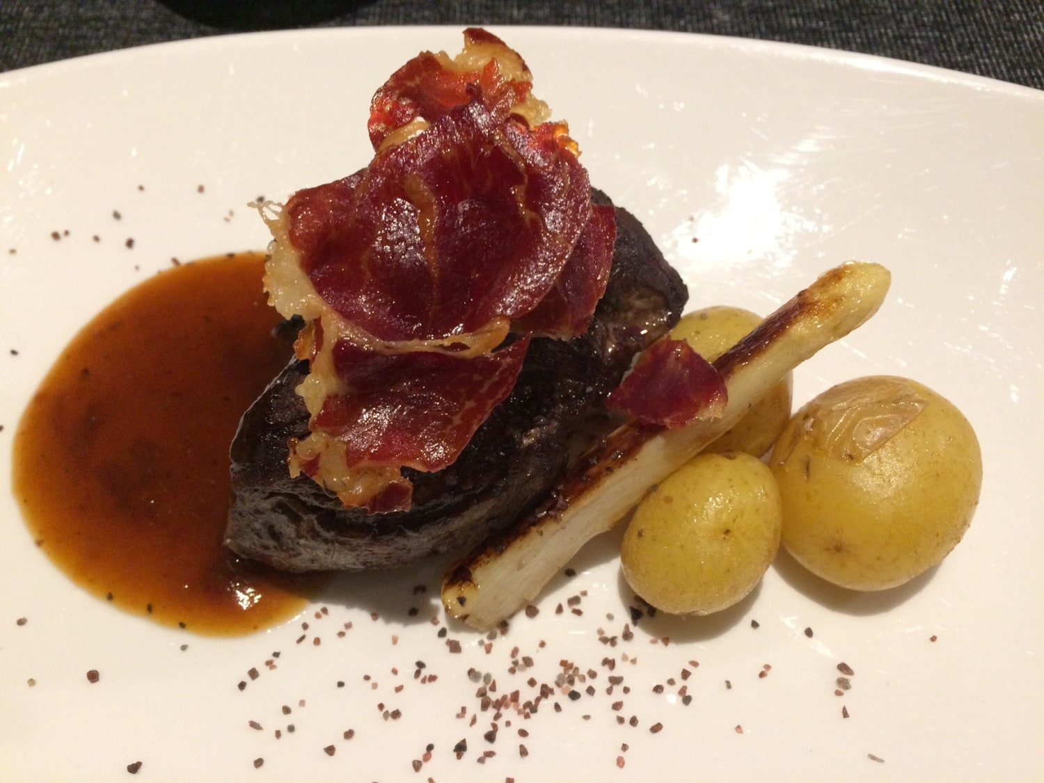 Kalbslende mit Sherry, Speck und Kartoffeln im Restaurant El Anden im Barcelo Malaga