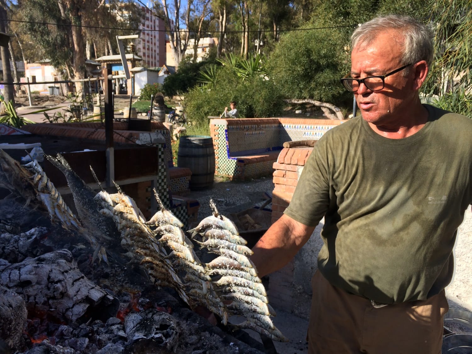 Grillmeister im Balneario Baños del Carmen in Malaga beim Zubereiten der Boqueróns